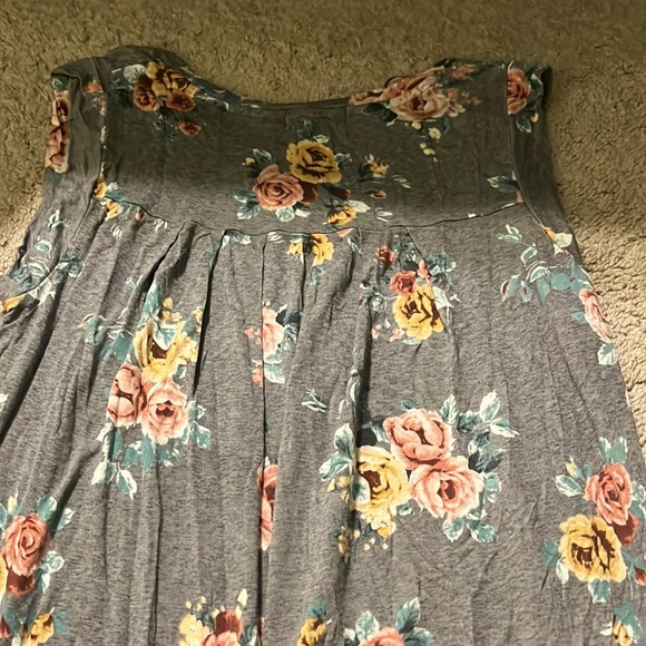 Grey floral tank top, high scoop neck, loose fitting - Picture 3 of 3